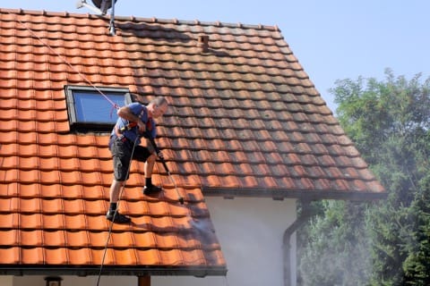 Nettoyage de toiture & gouttières, peinture & hydrofugation de toiture Rians